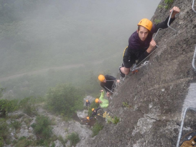 Via ferrata en dia de niebla